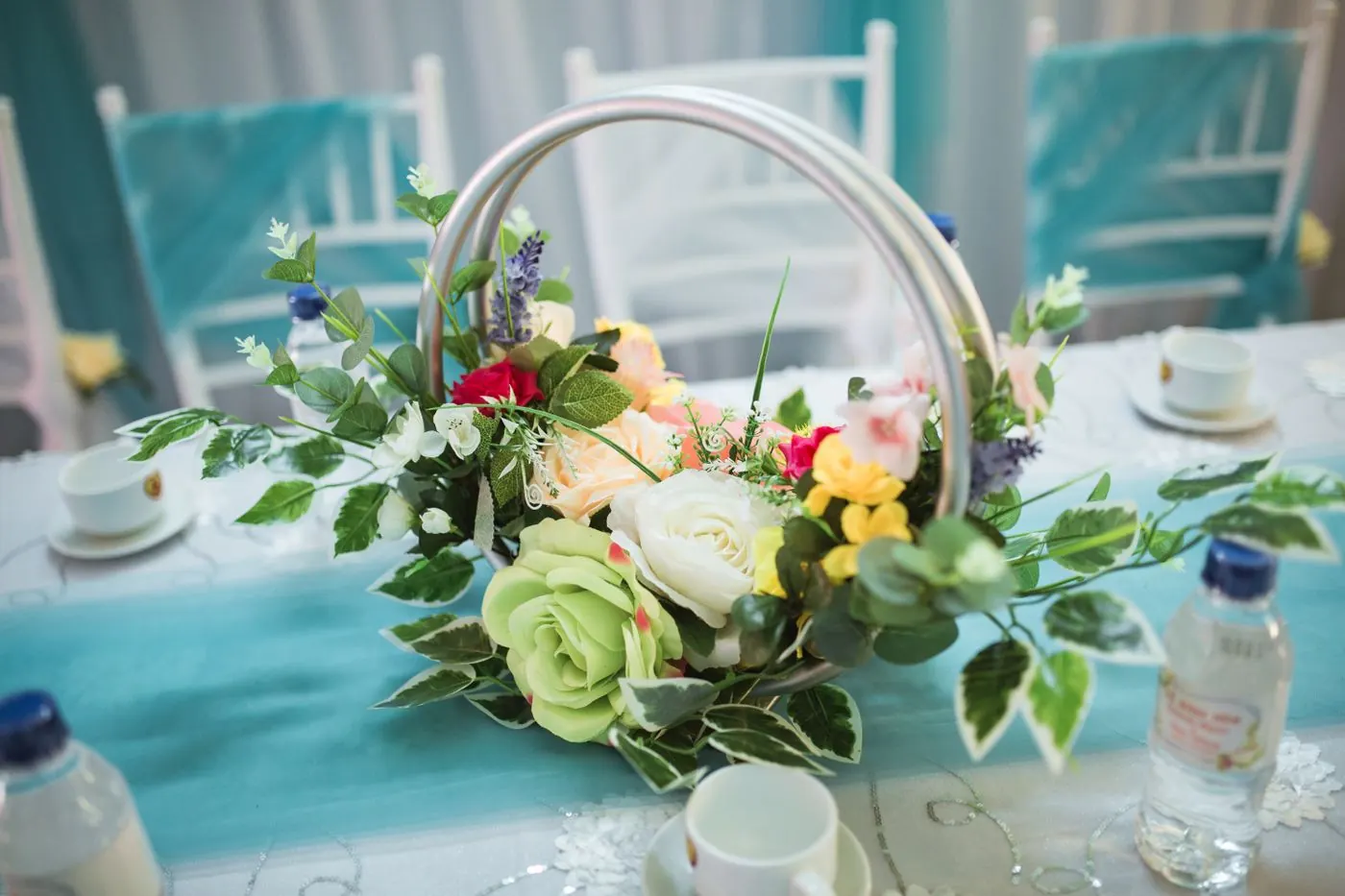 Centro floral elegante para mesa de evento corporativo