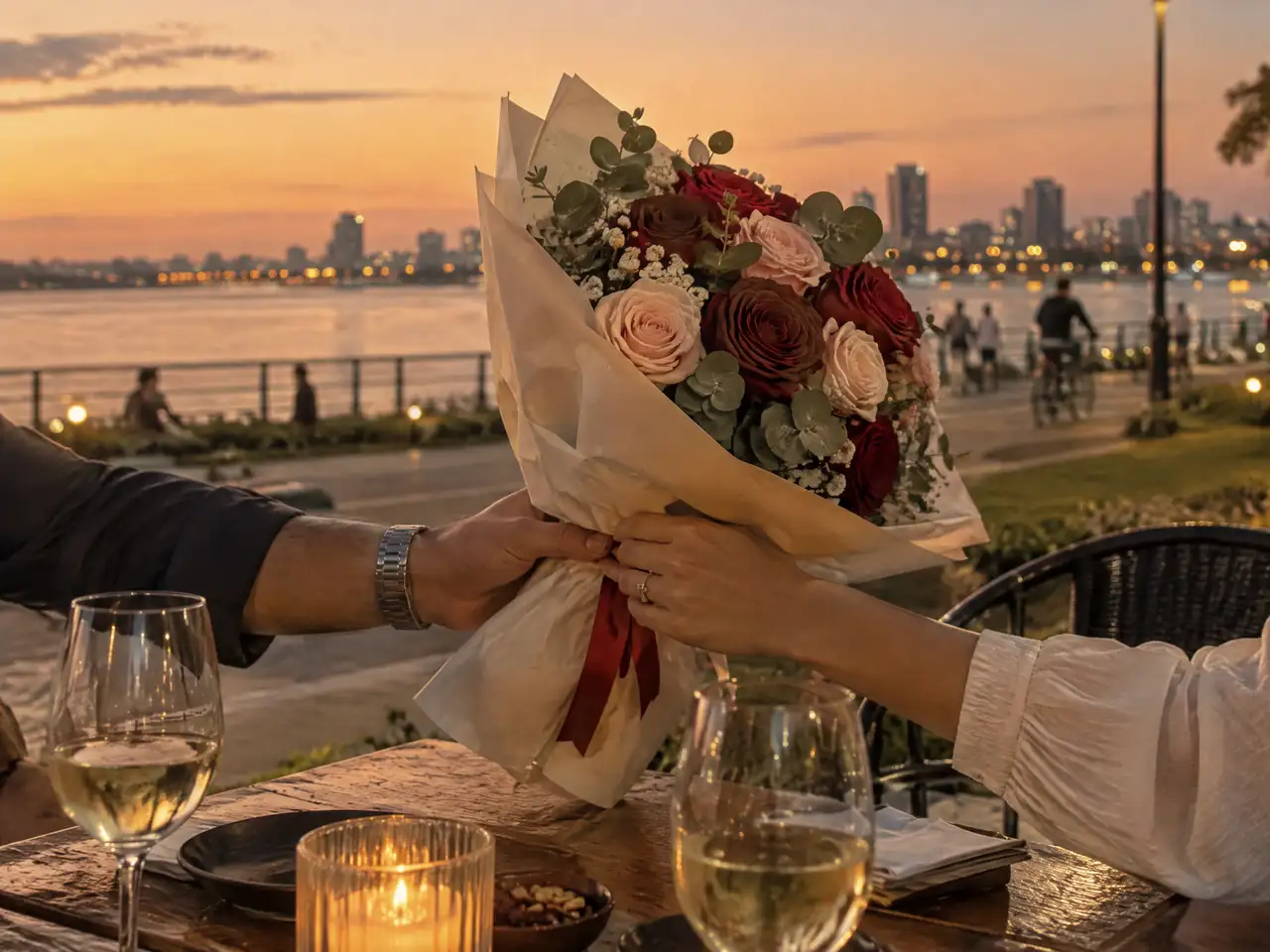 Ramo rom?ntico de rosas rojas y rosadas entregado en una mesa de caf? en Asunci?n
